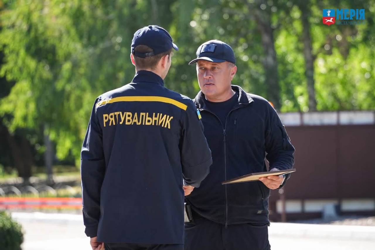 Рятувальників Черкас привітали з професійним святом і передали сертифікат на 3 млн грн - фото 2