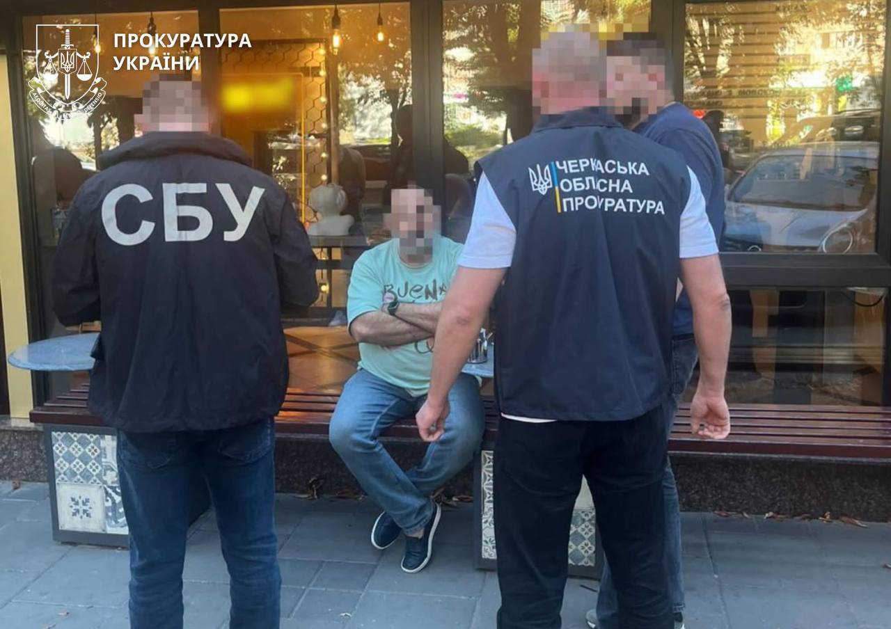 Вимагав щомісячну «данину»: у Черкасах «на гарячому» затримали посадовця Укртрансбезпеки