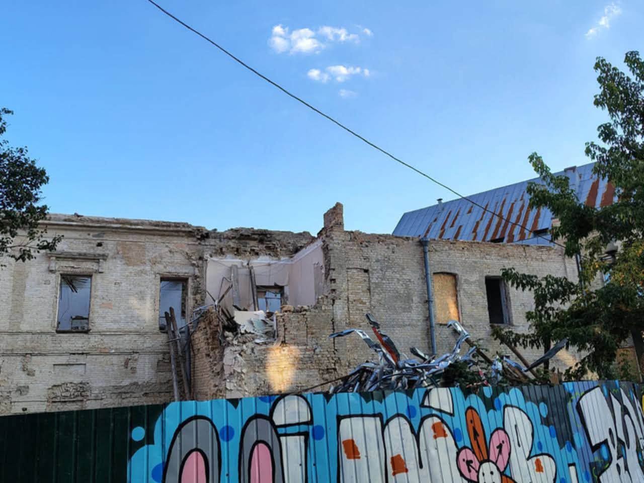 На Подолі розбирають історичну будівлю - пам’ятку XVIII століття - фото 2