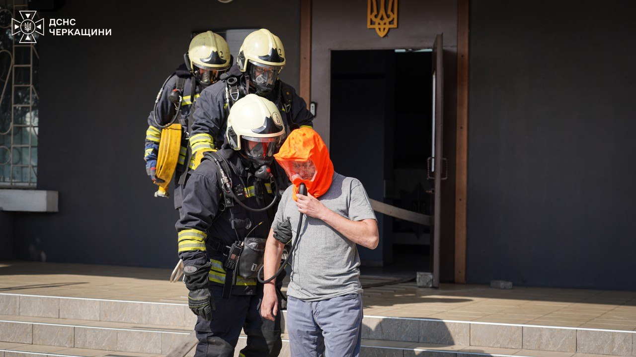 У Черкасах рятувальники провели навчання з ліквідації наслідків ворожих обстрілів - фото 2