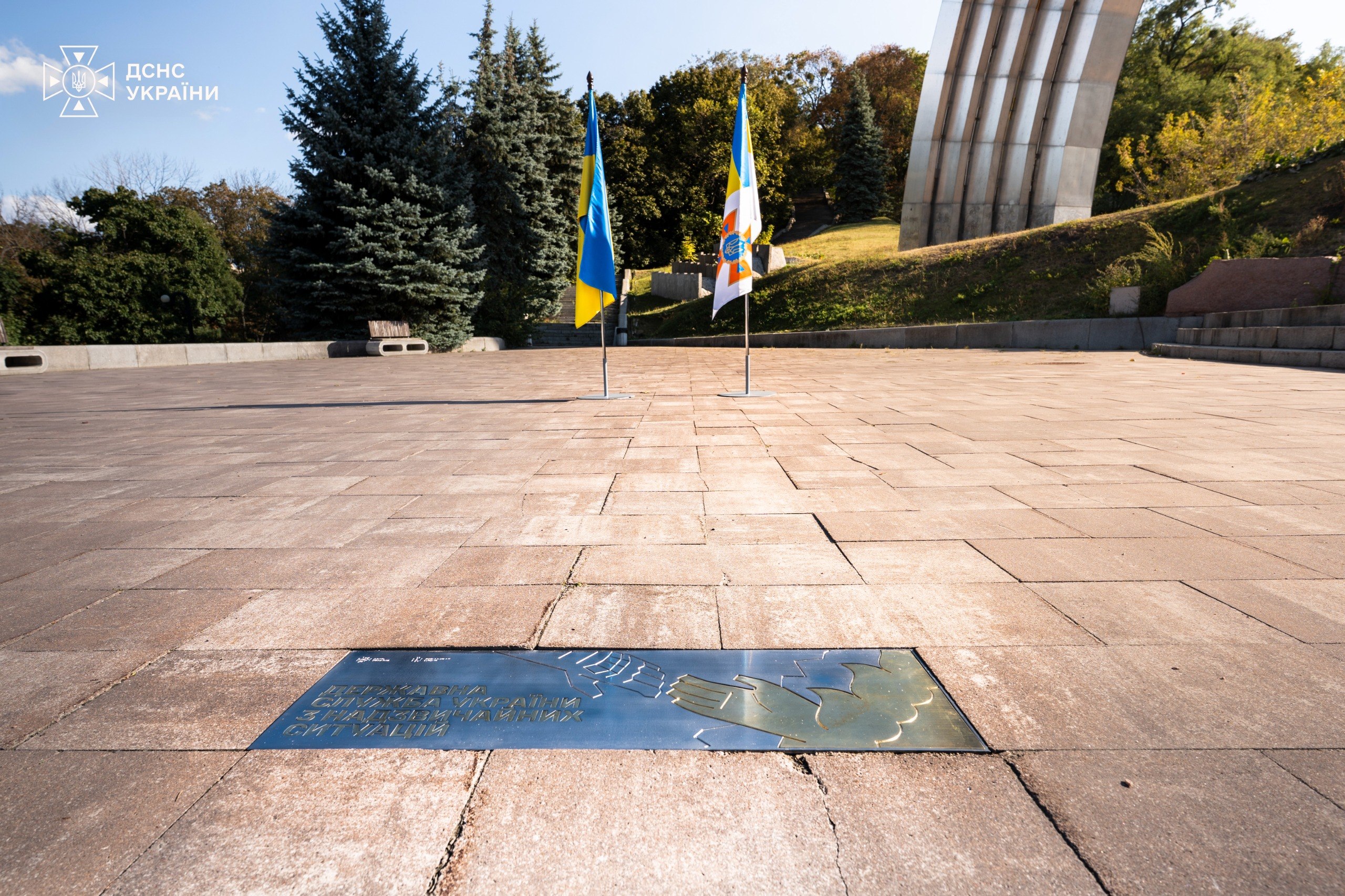 У Києві відкрили пам’ятний знак на честь рятувальників ДСНС
