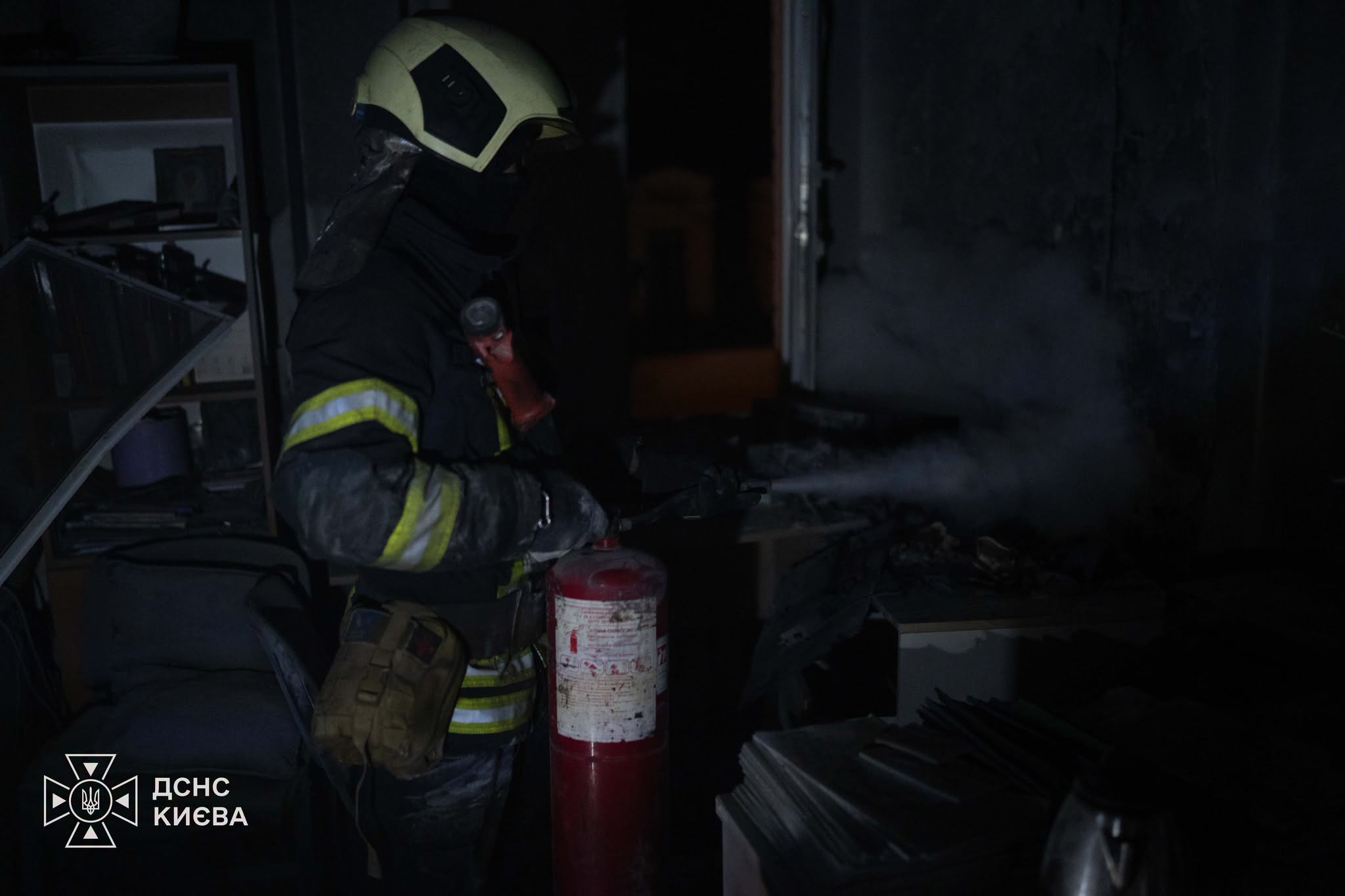 Пожежа у медичному закладі Києва: рятувальники евакуювали 41 людину - фото 2