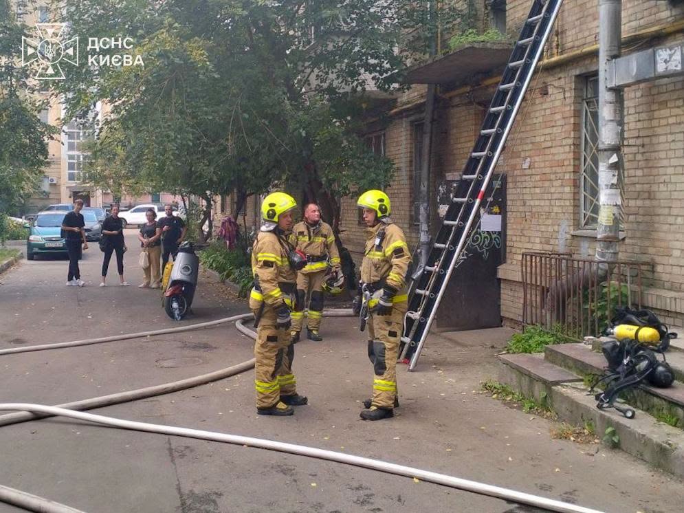 Вогнеборці в Києві врятували собаку - фото 3