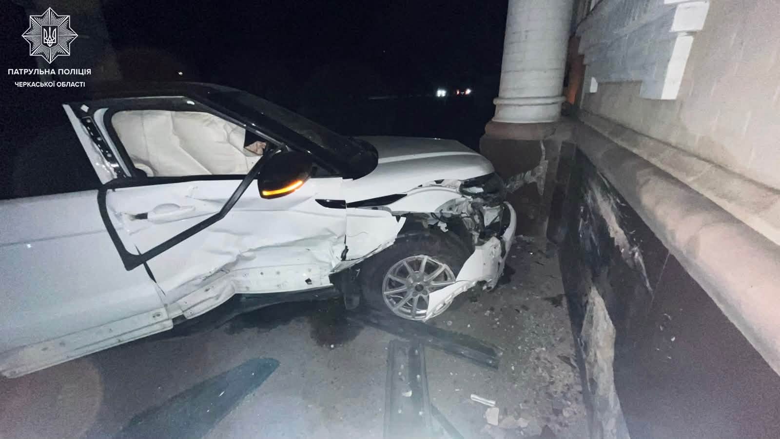 Дві автівки зіткнулися в Черкасах: одна врізалася в опору, інша – в будинок