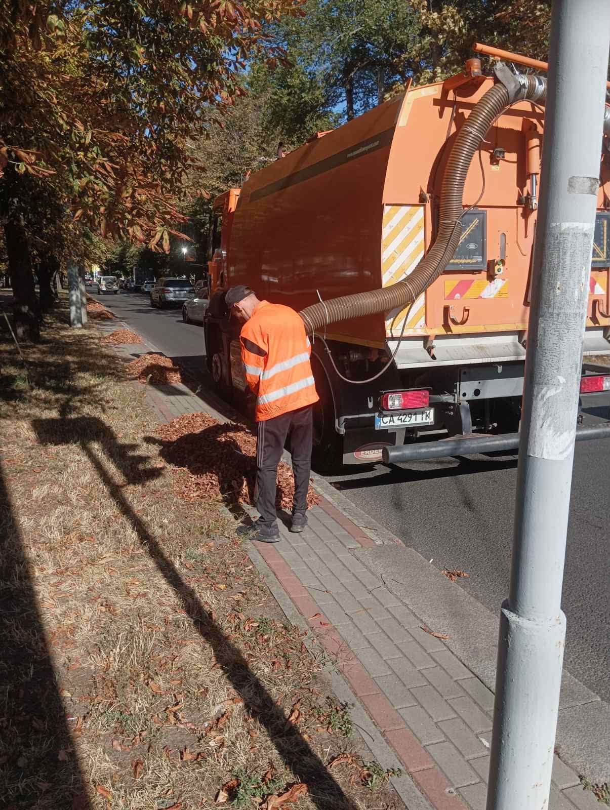 У Черкасах пилососять тротуари