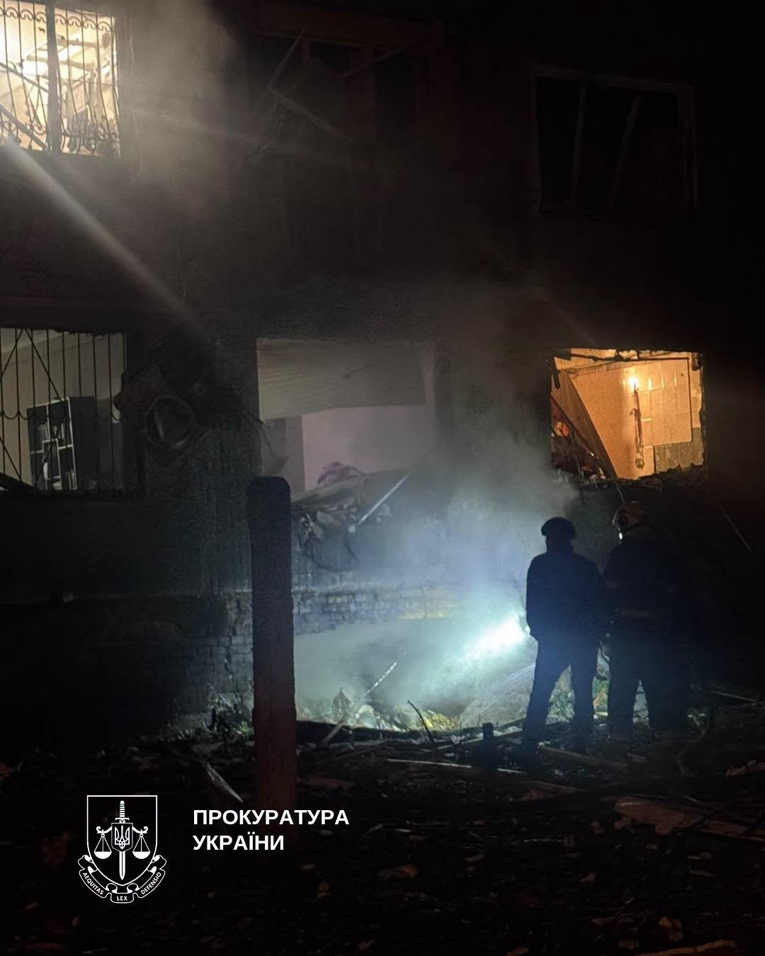 Правоохоронці фіксують наслідки чергового воєнного злочину рф в Києві - фото 2