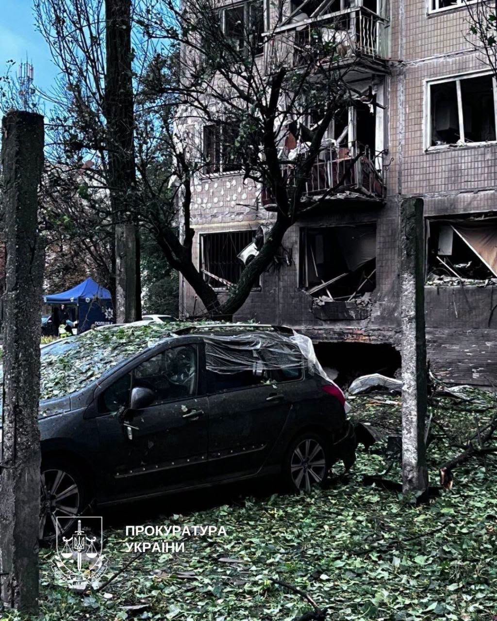 Правоохоронці фіксують наслідки чергового воєнного злочину рф в Києві - фото 4