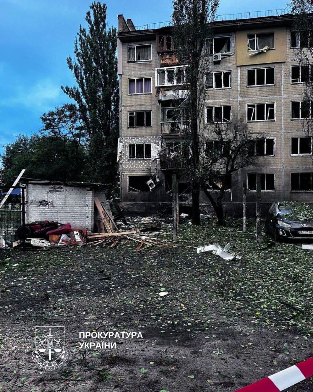 Правоохоронці фіксують наслідки чергового воєнного злочину рф в Києві - фото 3