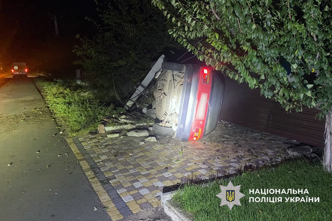 П’яна дівчина на автомобілі Toyota врізалася у паркан і повалила стовп