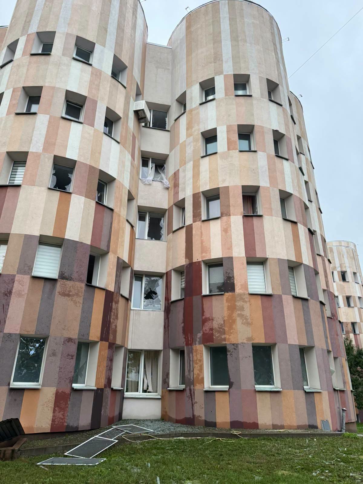 Нічна атака пошкодила пологовий будинок у Києві: під час обстрілу народився хлопчик