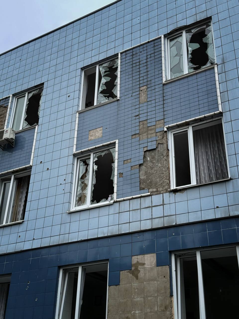У Подільському районі пошкоджено консультативно-діагностичний центр - фото 2