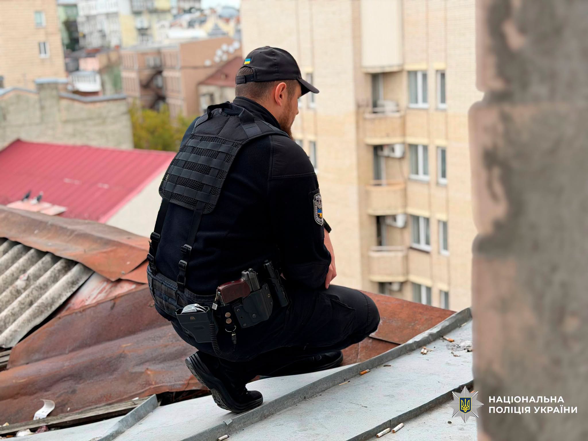 У столиці врятували 33-річного чоловіка, який хотів стрибнути з даху
