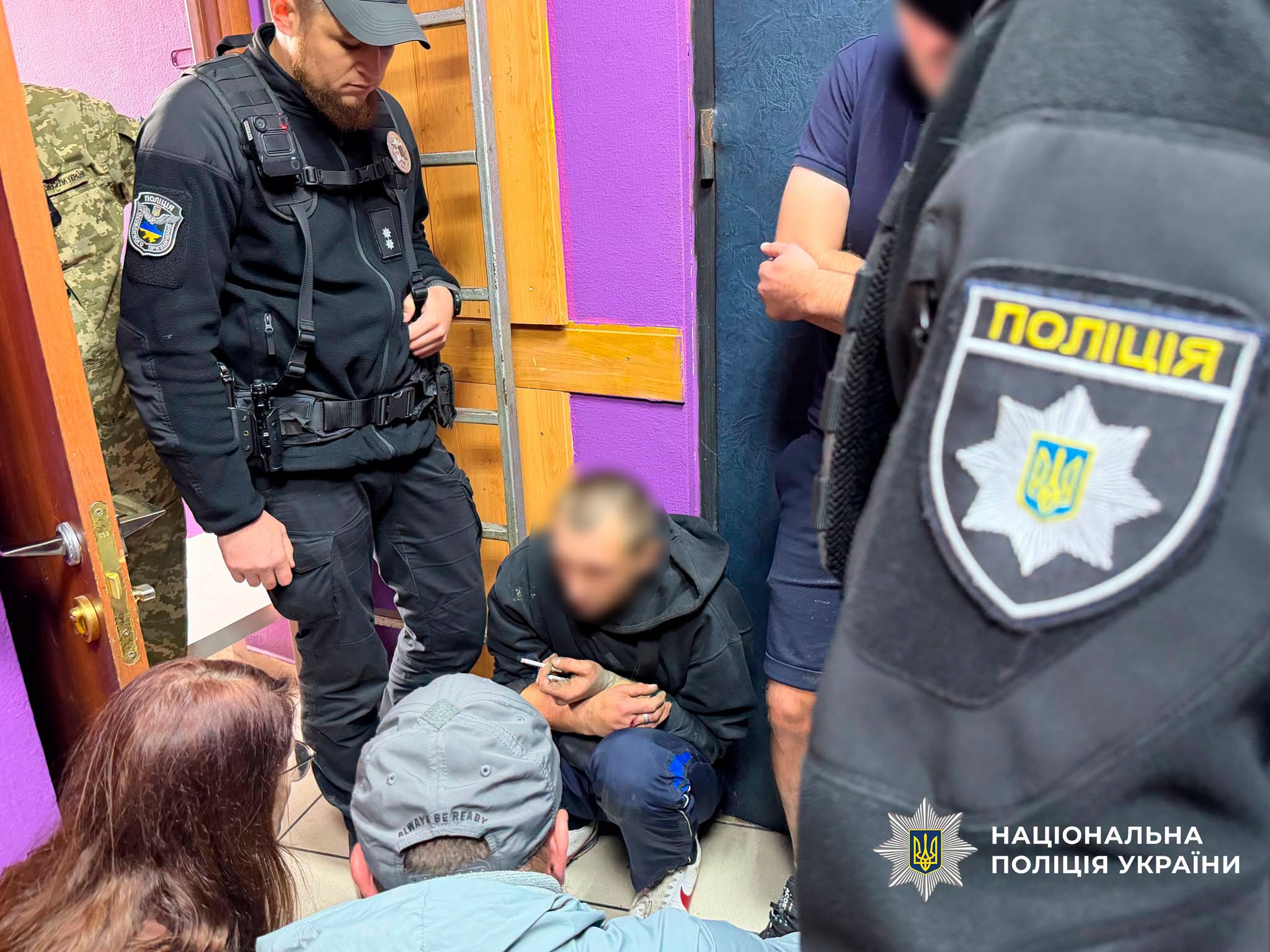У столиці врятували 33-річного чоловіка, який хотів стрибнути з даху - фото 2