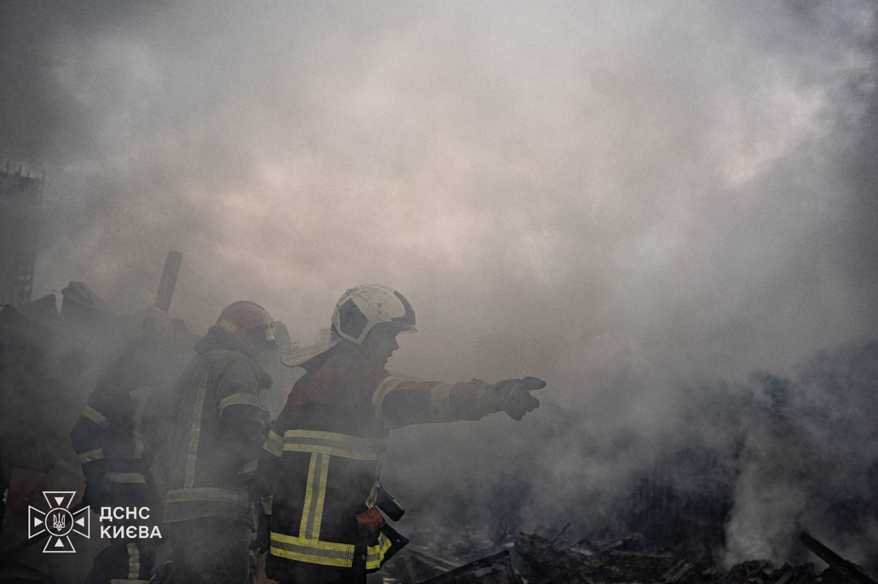 В Оболонському районі ліквідували пожежу на території гаражного кооперативу