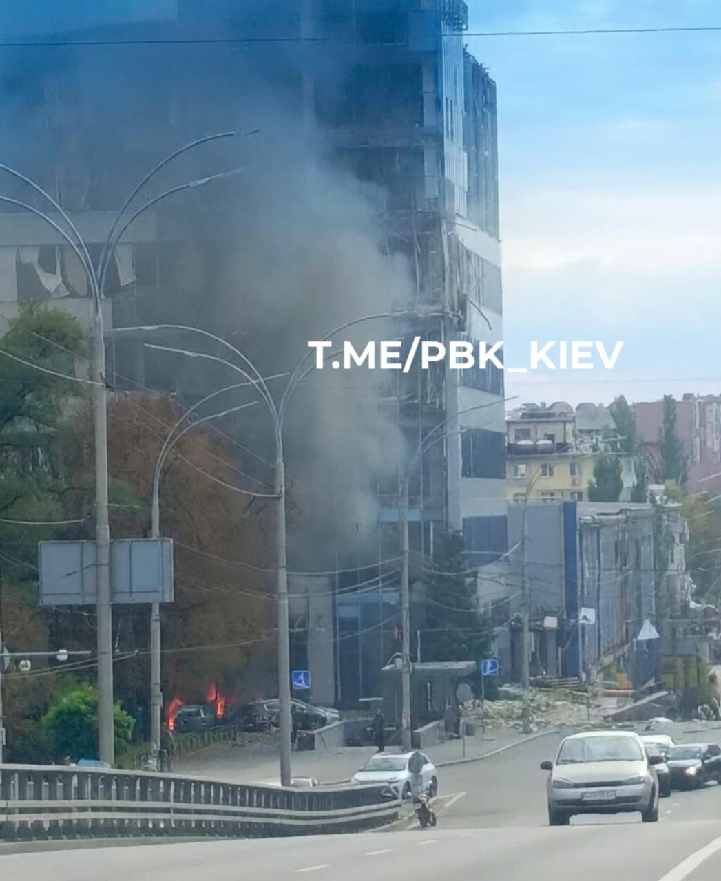 Влучання у Києві: горять авто, загинули люди