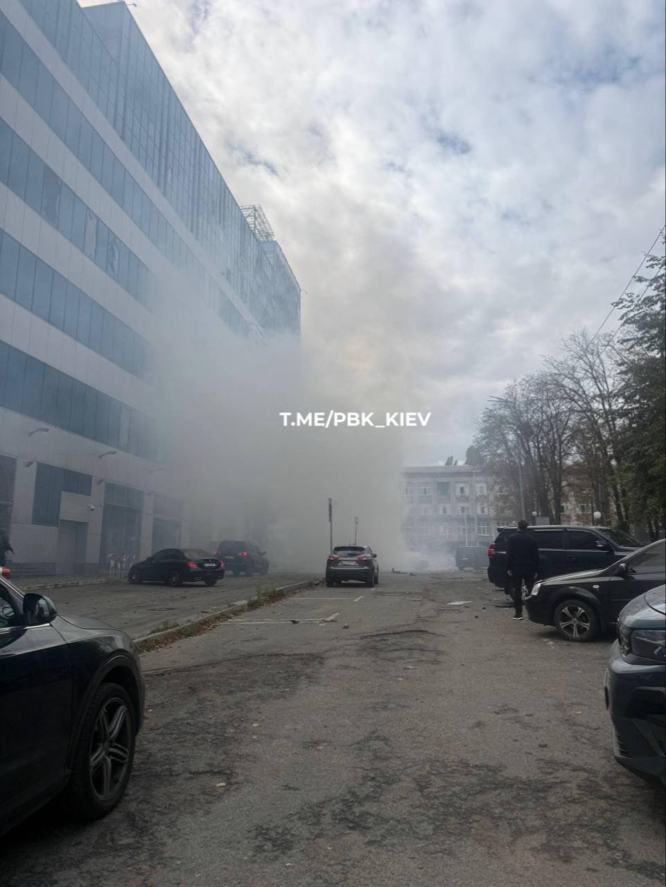 Влучання у Києві: горять авто, загинули люди