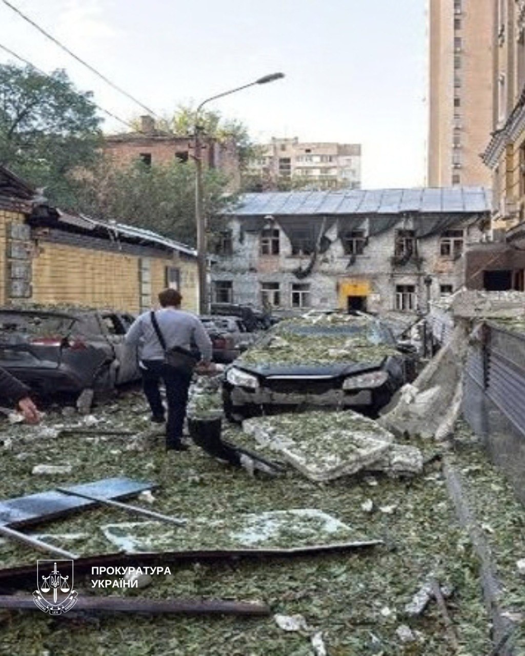 У Києві внаслідок ударів пошкоджено 7 житлових будинків, бізнес-центри, супермаркет, адмінбудівля, авто та офіси