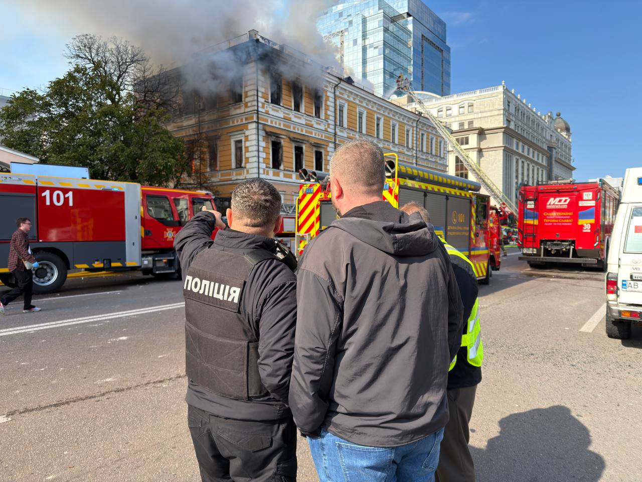 Люди рятуються з палаючої будівлі через вікна: пряме влучання в центрі Києва: фото - фото 2
