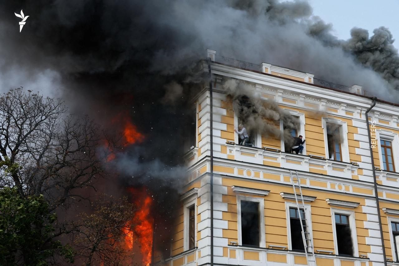 Люди рятуються з палаючої будівлі через вікна: пряме влучання в центрі Києва: фото