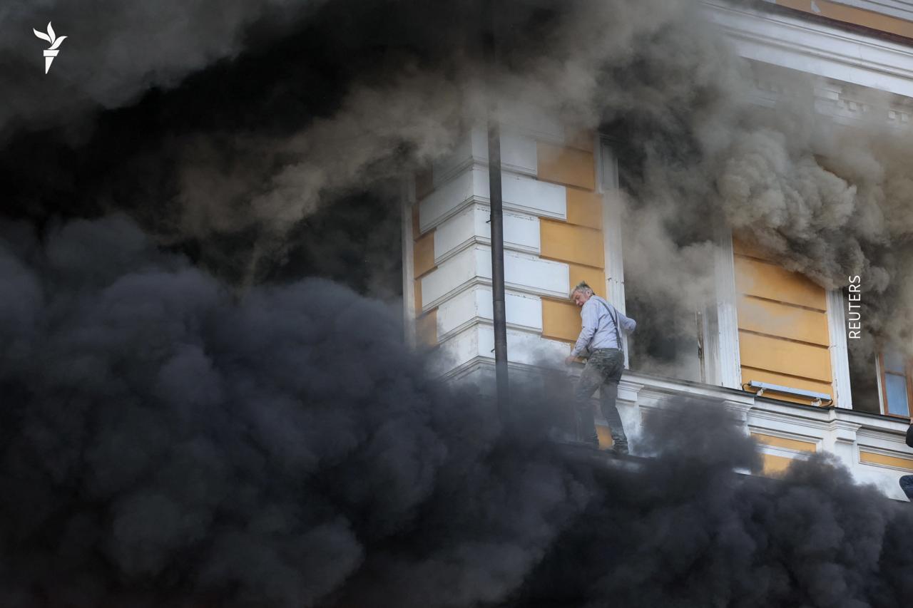 У Києві ворожий дрон влучив у будівлю НАН України. Люди опинилися заблоковані в будівлі – є травмовані та загиблі