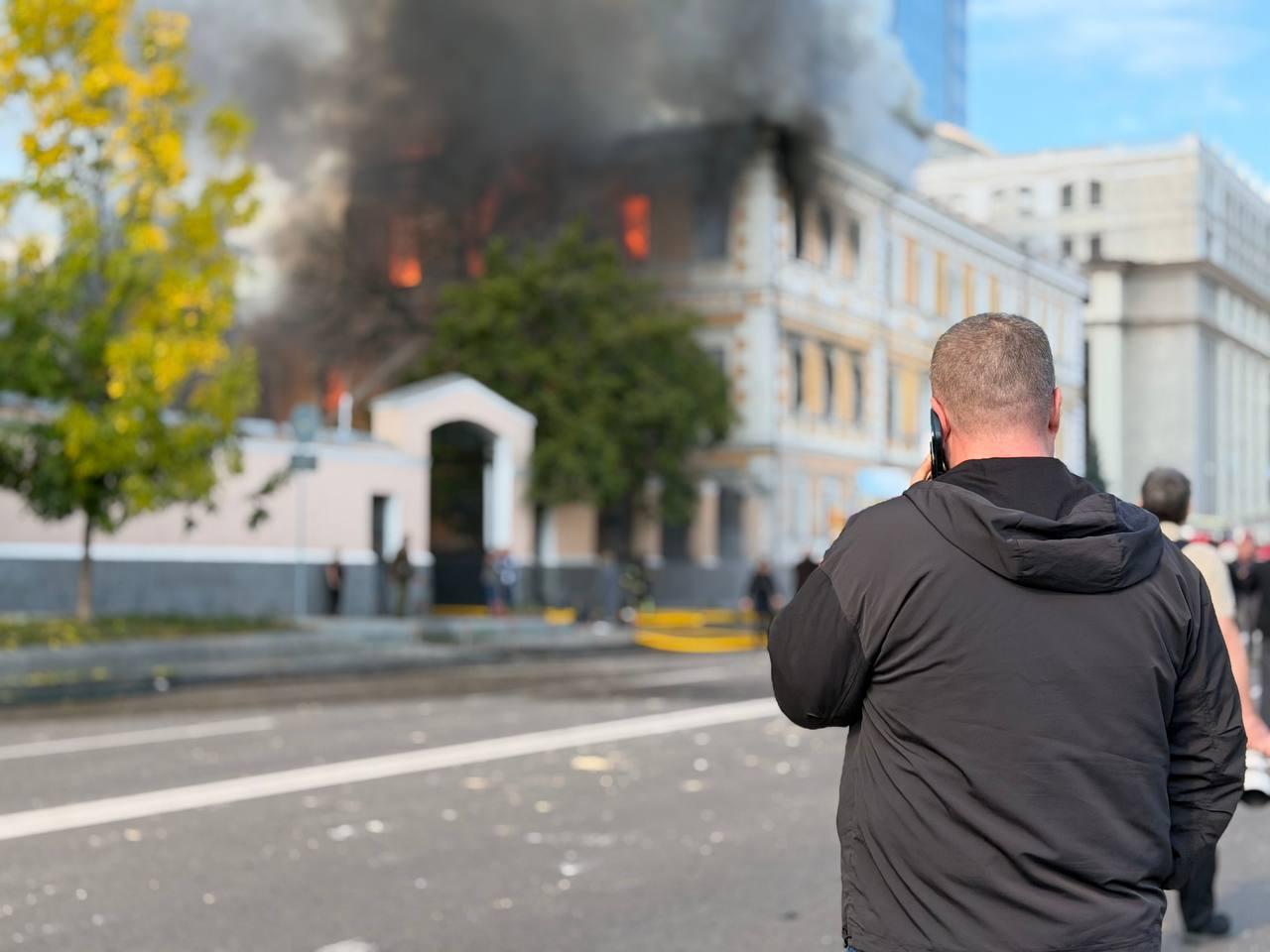 У Києві ворожий дрон влучив у будівлю НАН України. Люди опинилися заблоковані в будівлі – є травмовані та загиблі - фото 3