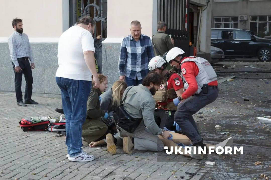 Люди рятуються з палаючої будівлі через вікна: пряме влучання в центрі Києва: фото - фото 5