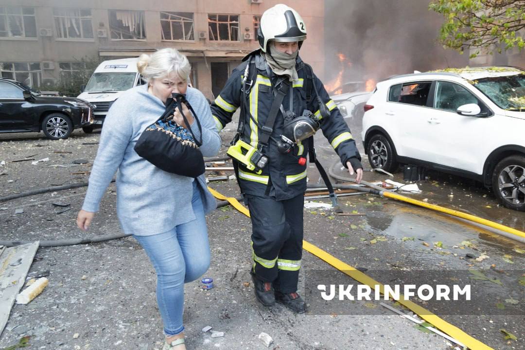 Люди рятуються з палаючої будівлі через вікна: пряме влучання в центрі Києва: фото
