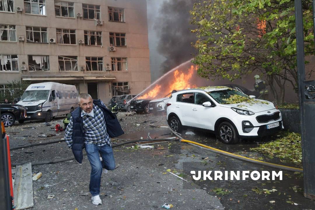 Люди рятуються з палаючої будівлі через вікна: пряме влучання в центрі Києва: фото - фото 3