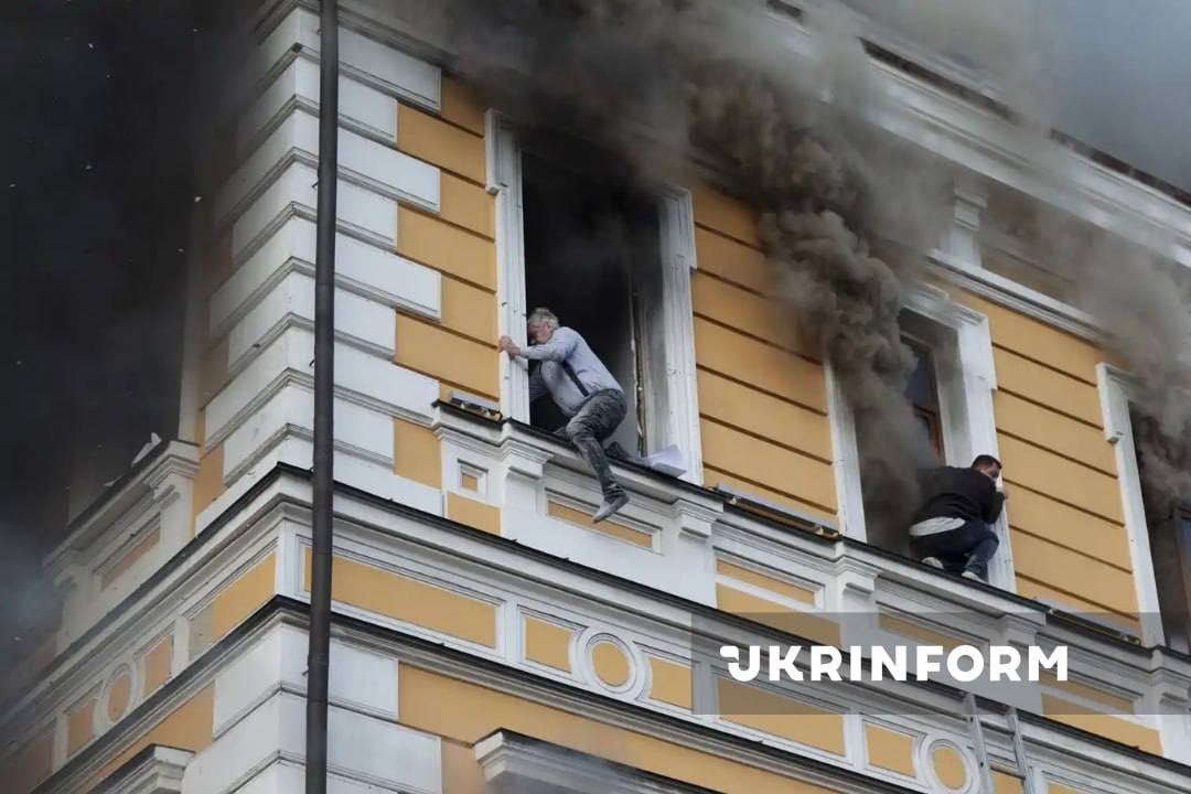 Люди рятуються з палаючої будівлі через вікна: пряме влучання в центрі Києва: фото - фото 4