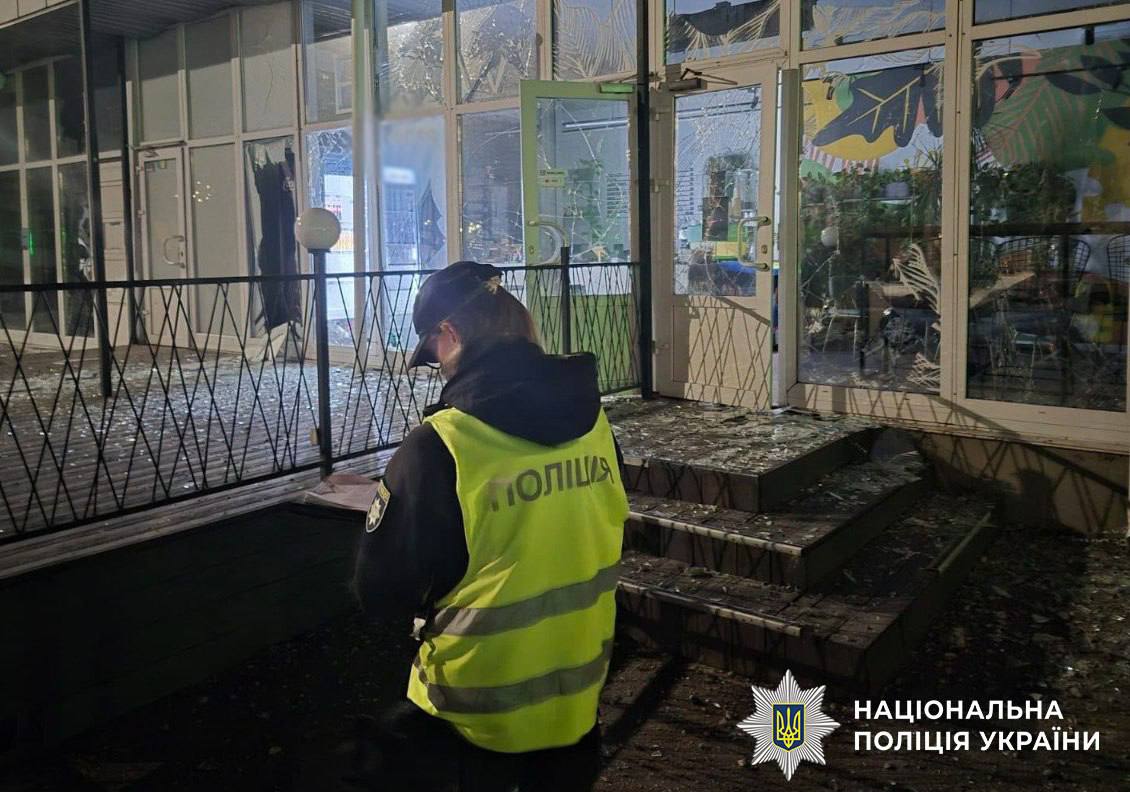 Наслідки балістичної та дронової атак фіксують поліцейські в Києві - фото 6