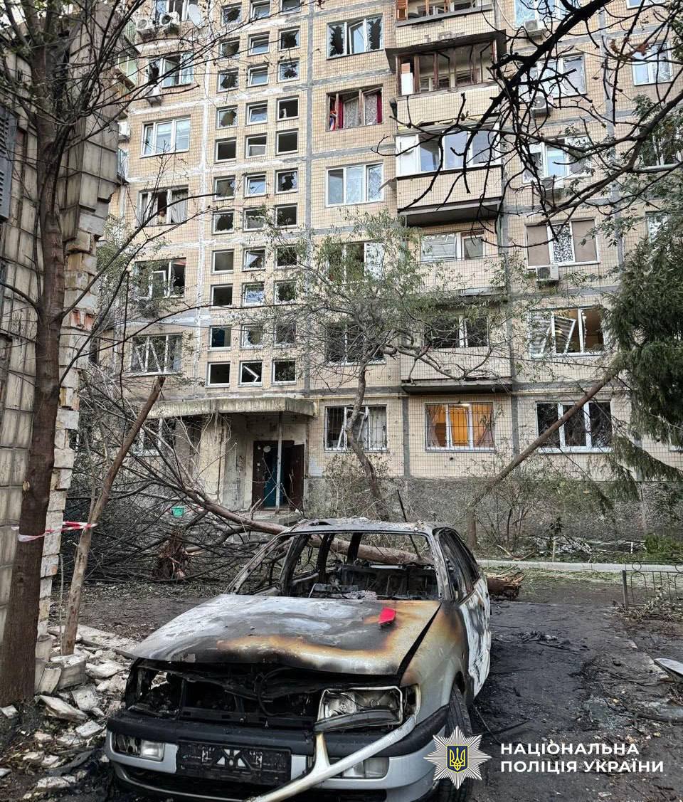 Наслідки балістичної та дронової атак фіксують поліцейські в Києві - фото 5