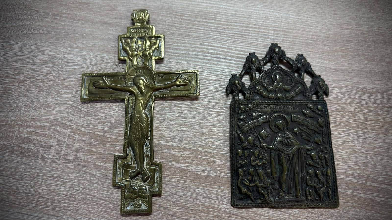 Київські митники вилучили єврейські ханукальні дзиги, старообрядницьку ікону та напрестольний хрест