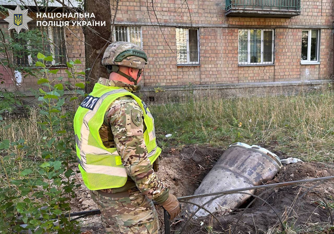 Поблизу житлових будинків у Києві знешкодили бойові частини двох балістичних ракет