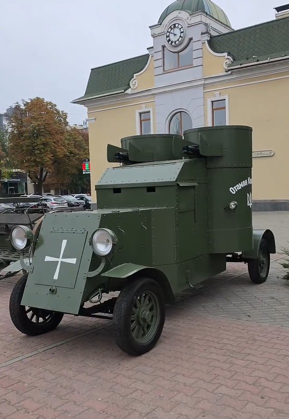 У центрі Черкас поставили автомобіль Євгена Коновальця