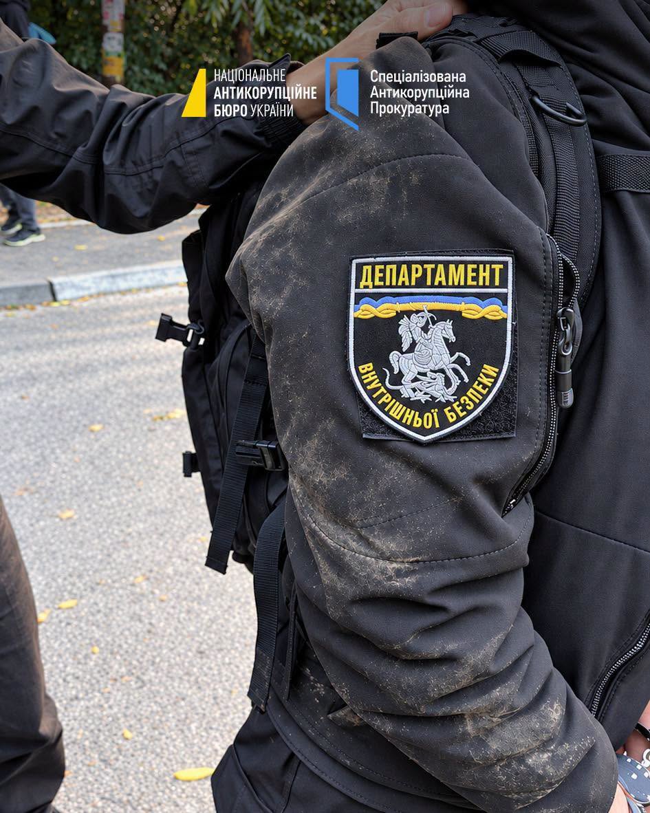 Маскування, підробні номери та форма поліції: екссуддя Леонов 3 роки ховався від в’язниці