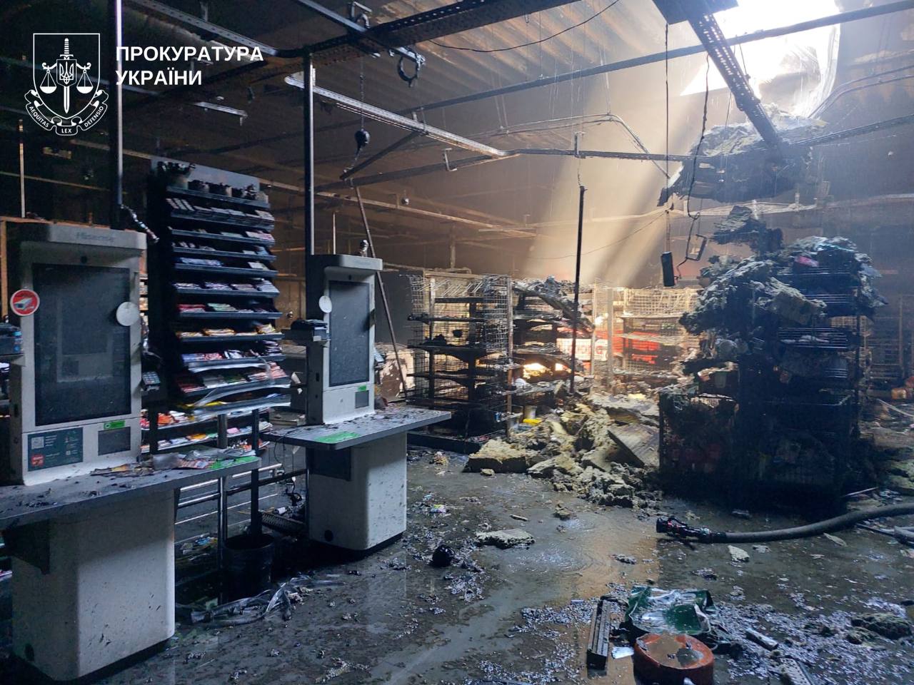 У «Форі» на Київщині ліквідували пожежу після атаки, постраждала жінка - фото 4