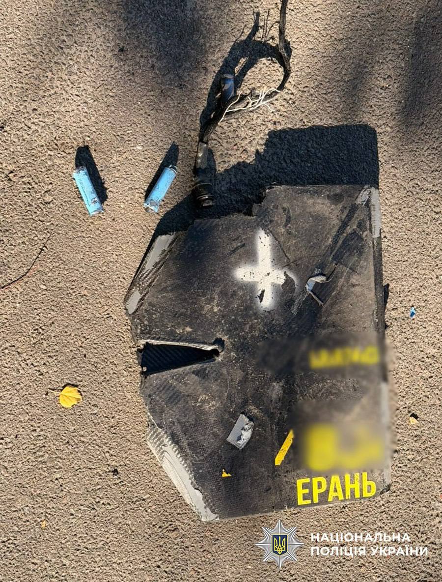 Удар по школі в Києві: на місці працюють поліцейські, вибухотехніки та ДСНС - фото 2