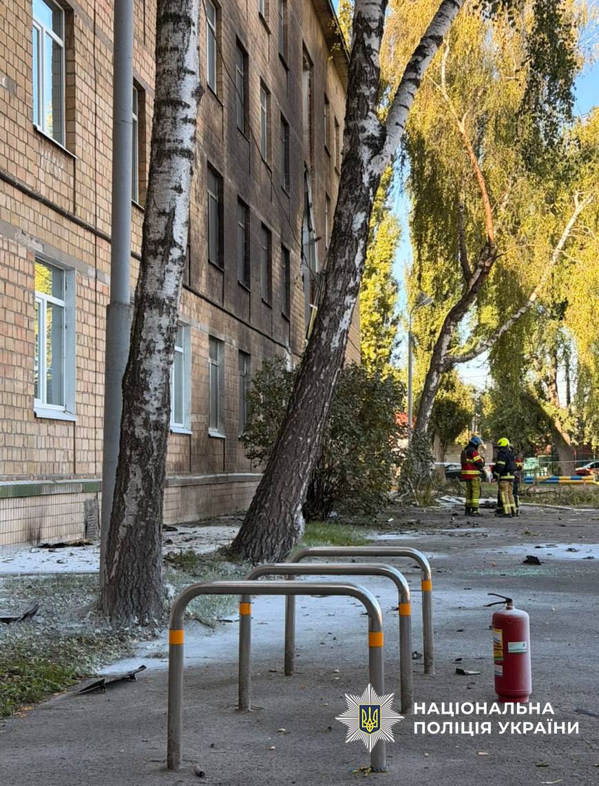 Удар по школі в Києві: на місці працюють поліцейські, вибухотехніки та ДСНС