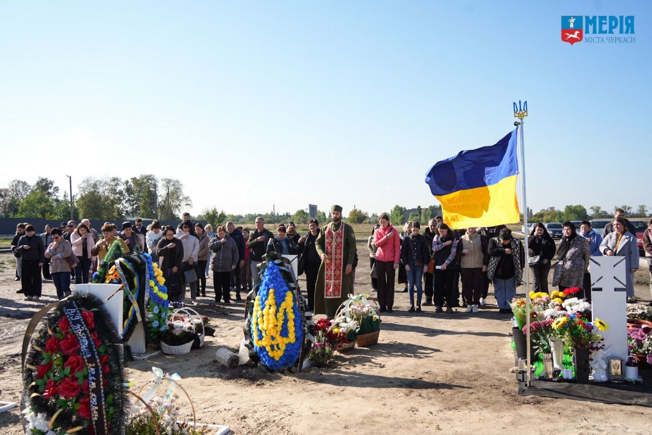 Дощі розмили могили військових на кладовищі у Черкасах. Що кажуть в мерії? - фото 2