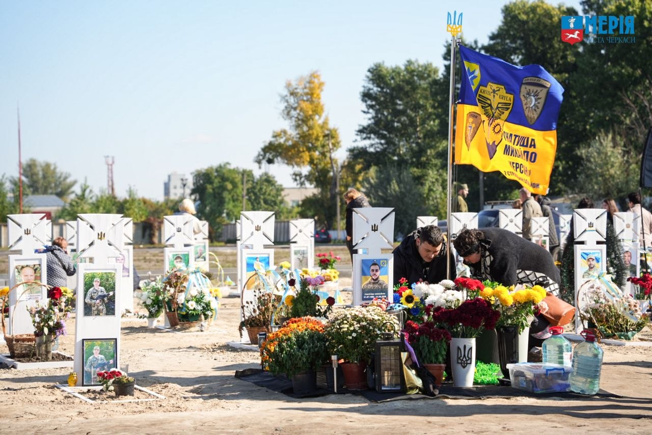 Дощі розмили могили військових на кладовищі у Черкасах. Що кажуть в мерії? - фото 3