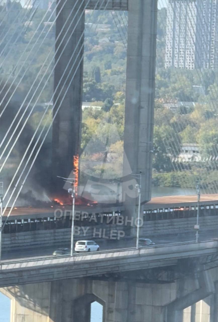 Російський шахед вдарив у міст по якому їхав потяг метро