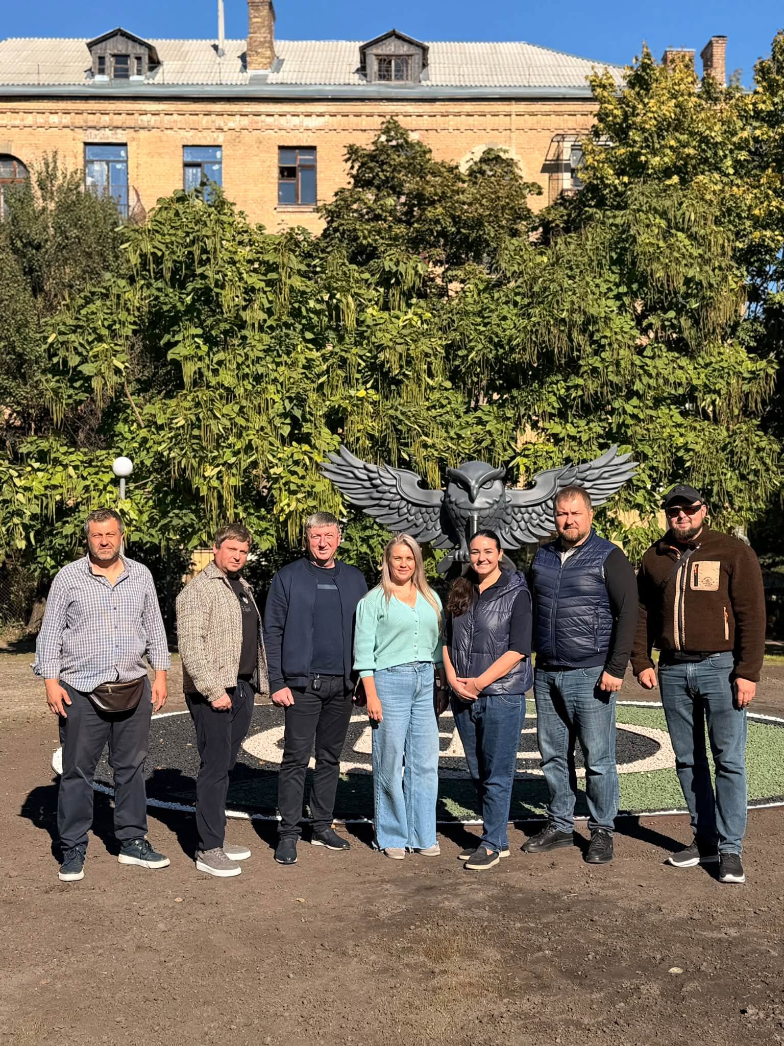 У Києві відкрили монумент сови до Дня захисників і захисниць України - фото 2