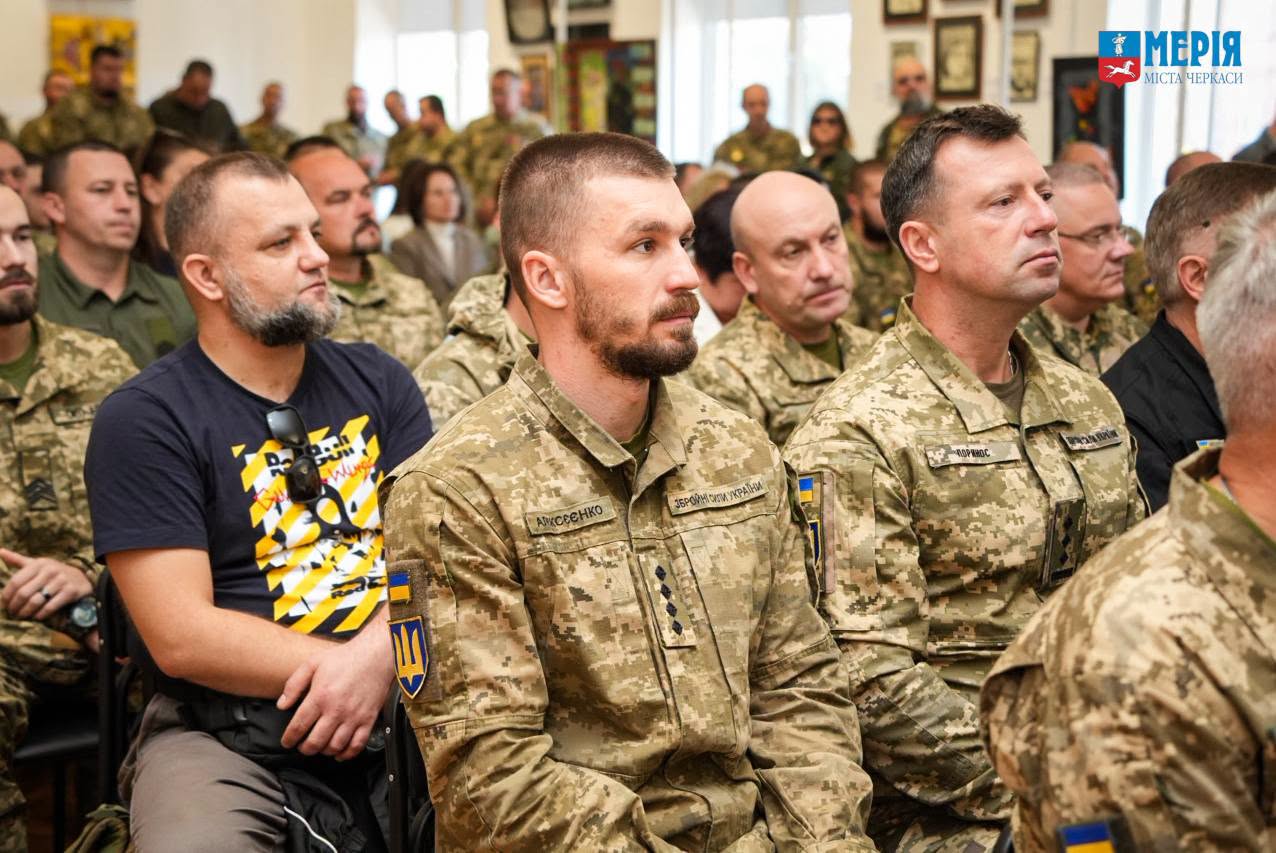 У Черкасах військових і волонтерів відзначили до Дня захисників і захисниць України - фото 5
