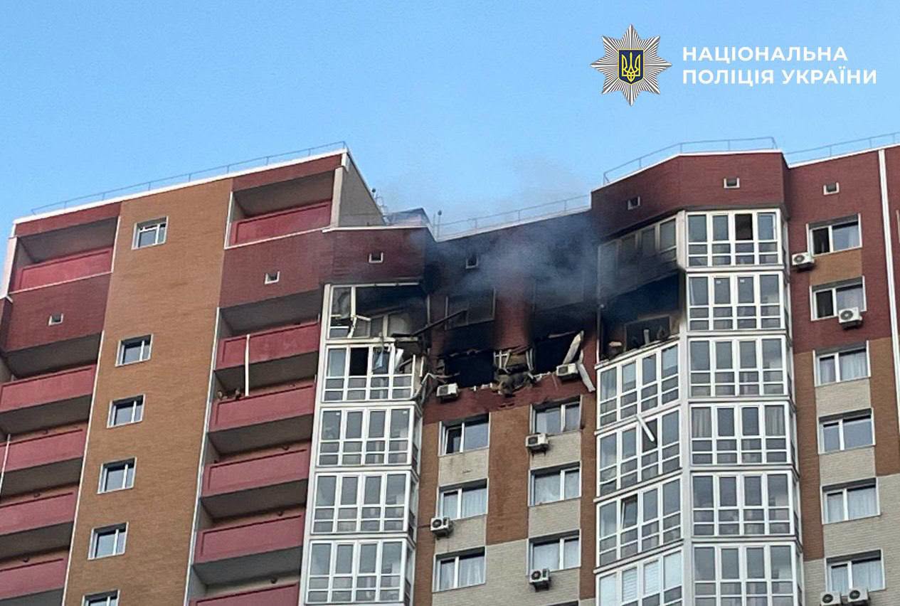 Поліція фіксує наслідки атаки в Дарницькому районі