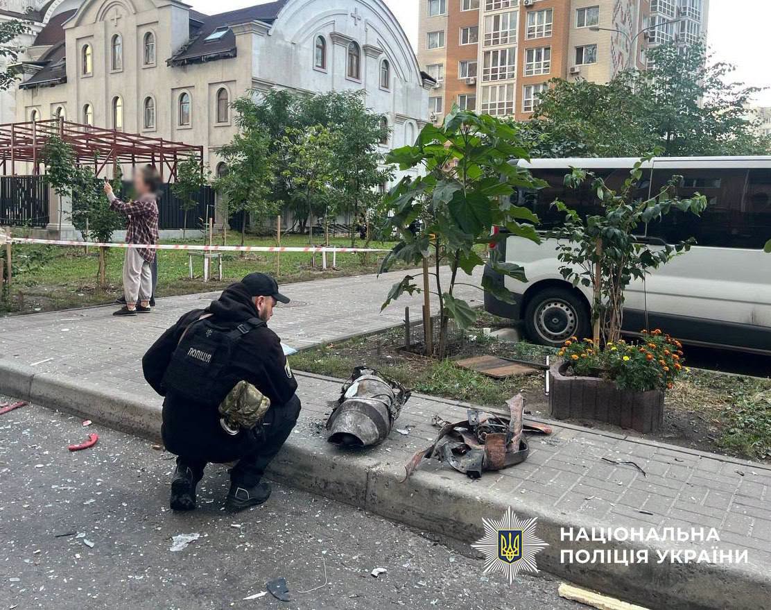 Поліція фіксує наслідки атаки в Дарницькому районі - фото 3