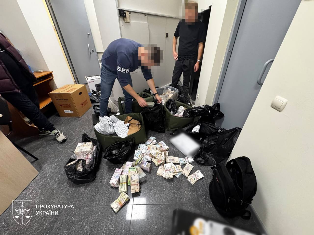 БЕБ викрило мережу нелегальних обмінників: вилучили понад 630 млн грн готівки