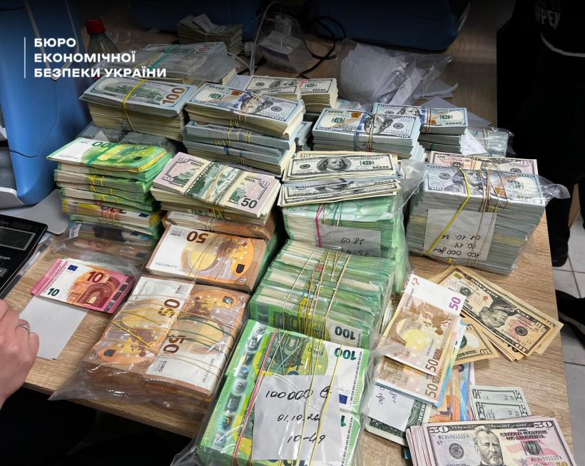 БЕБ викрило мережу нелегальних обмінників: вилучили понад 630 млн грн готівки - фото 2