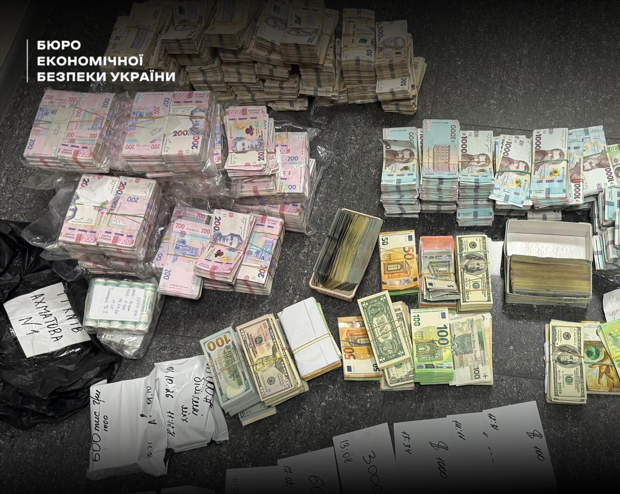 БЕБ викрило мережу нелегальних обмінників: вилучили понад 630 млн грн готівки - фото 3
