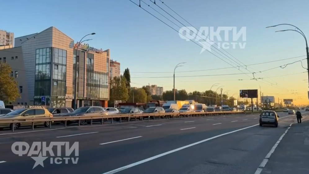 Російський безпілотник завдав удару по Північному мосту у Києві