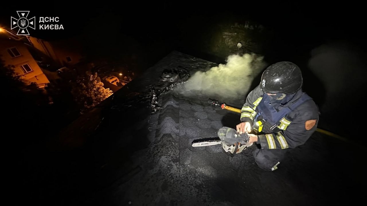 Вогнеборці ліквідували пожежу після обстрілу в Києві